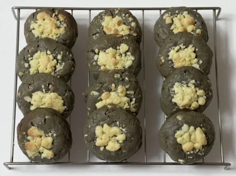 Galleta de ajonjolí negro, con las semillas visibles en toda la superficie