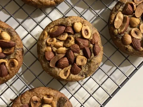 Galleta de avellana y chocolate, cubierta de avellanas tostadas enteras