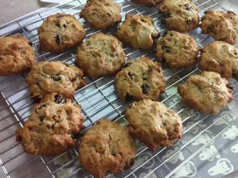 Galletas de canela, nuez y pasas, apiladas sobre una rejilla