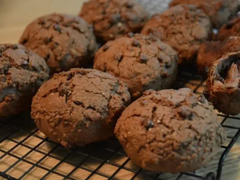 Galletas de chocolate cubiertas de crumble crocante, recién horneadas