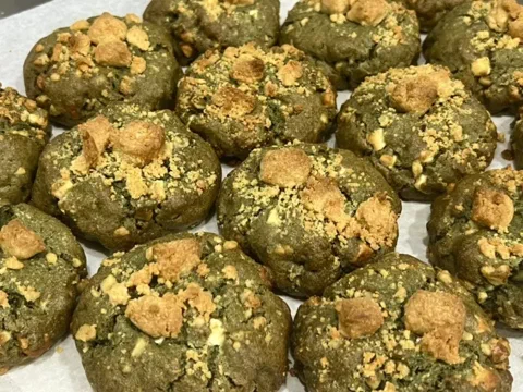 Galletas verdes de huacatay, cubiertas de crumble crocante