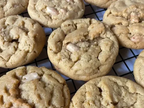 Galletas de maní salado, con mantequilla de maní y sal en escamas encima