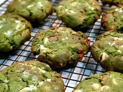 Galletas de matcha, con el color verde característico y chips de chocolate blanco