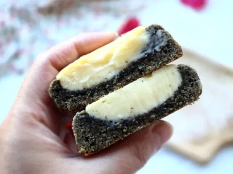 Galleta de quinua negra partida, mostrando el centro de queso crema