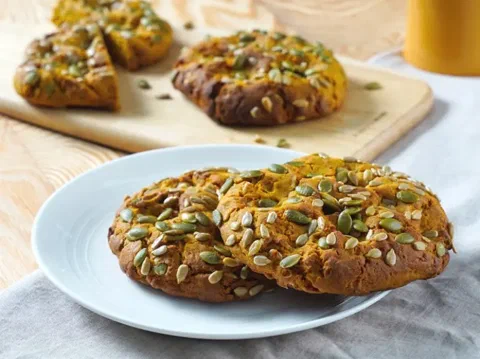 Galletas de zapallo y semillas, cubiertas de pepitas de zapallo y semillas de girasol