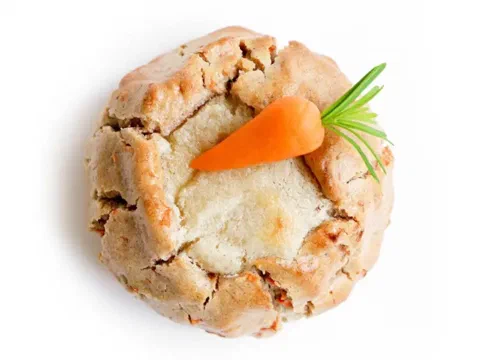 Galleta de zanahoria y queso crema partida, mostrando el centro cremoso y trozos de zanahoria