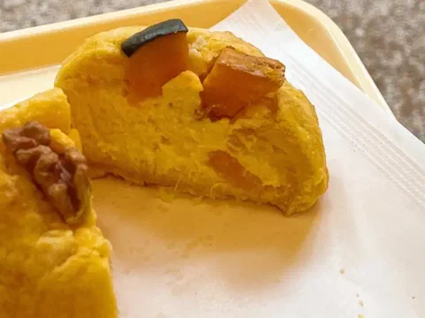 Galleta de zapallo y queso crema, con el centro cremoso asomando en medio de la masa naranja