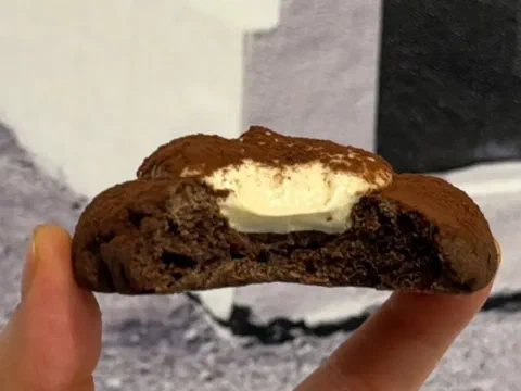 Galleta moka tiramisú espolvoreada con cacao, con el centro de queso crema con café asomando