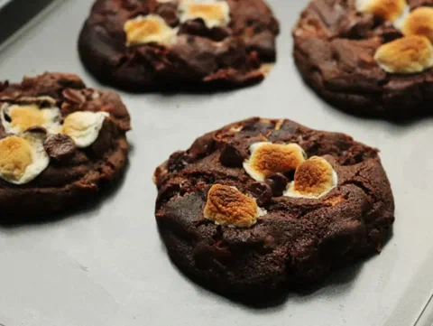 Galleta rocky road, con malvavisco derretido y nuez tostada encima