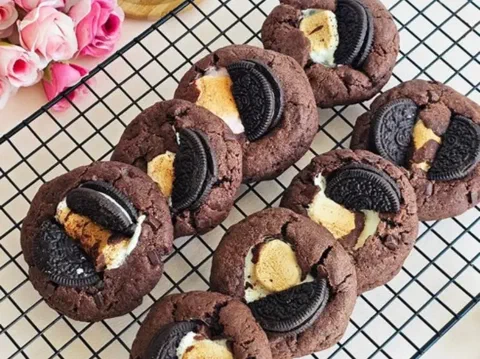 Galletas s&rsquo;more signature, con malvavisco tostado y galleta Oreo encima