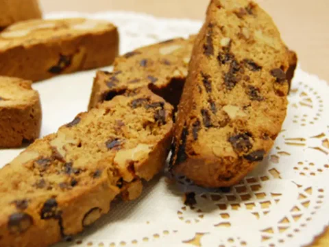 Biscotti de moca cortados mostrando la almendra en láminas adentro