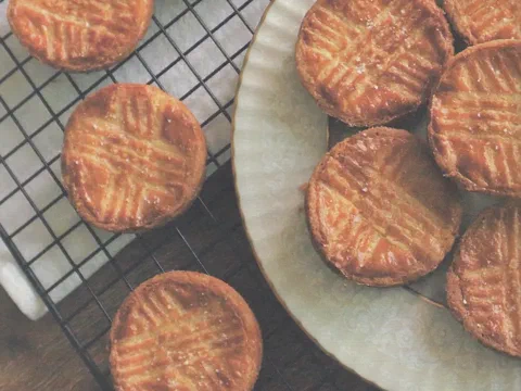 Galettes bretonnes doradas, con el clásico rayado en cruz sobre la superficie