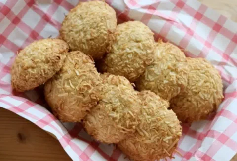 Galletas de coco doradas, con coco rallado tostado en la superficie
