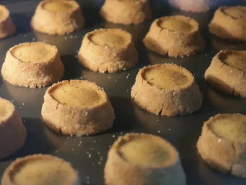 Sablés de earl grey recién horneados, con el borde rebozado en azúcar