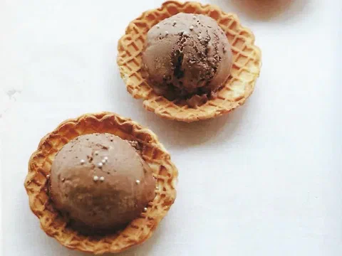 Bolas de helado de chocolate servidas en tazas de barquillo