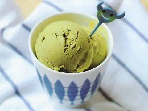 Bolas de helado de té verde servidas en un tazón