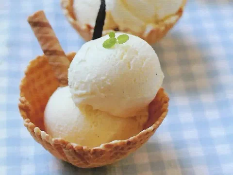 Bolas de helado de vainilla servidas en una copa