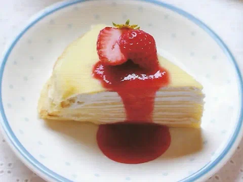 Crepe cake básico, en capas, listo para servir