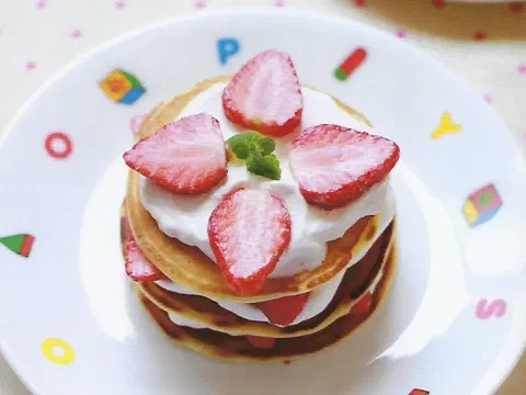 Panqueque cubierto con chantilly y fresas frescas