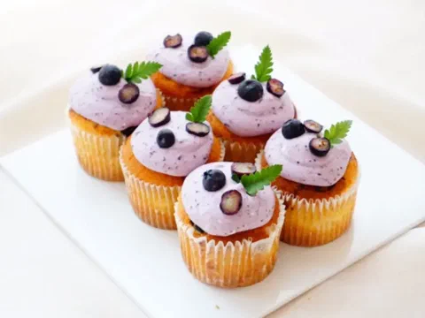 Muffins de arándano recién horneados, con el toque crocante del azúcar por encima