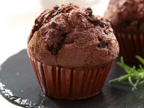 Muffin de chocolate con chips de chocolate visibles encima