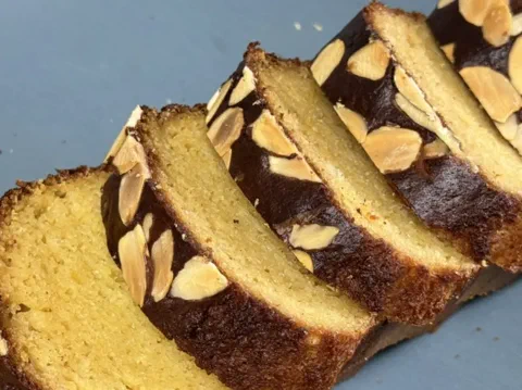 Rebanadas de queque de almendra, con almendra en láminas tostada encima