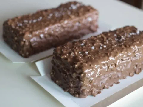 Mini queques bañados en caramelo, cubiertos de avellana y pecana