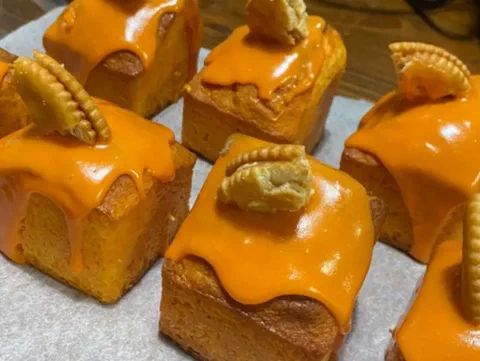 Mini queques de queso cheddar, bañados en glaseado anaranjado