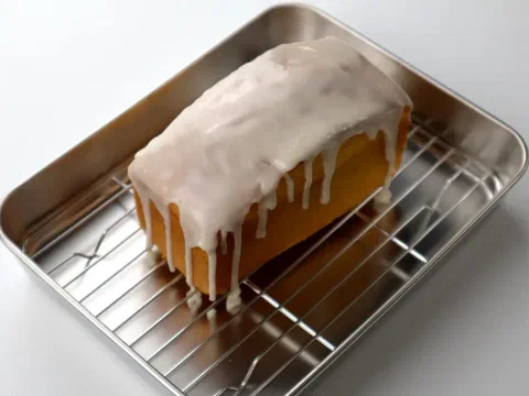 Queque de vaina de vainilla bañado en glaseado blanco