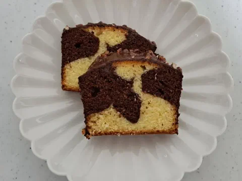 Rebanadas de queque marmoleado de almendra y chocolate, mostrando el patrón en capas