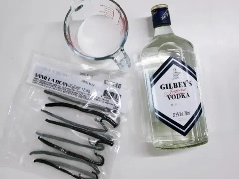 Ingredientes para extracto de vainilla casero: vainas de vainilla y una botella de vodka