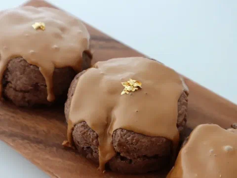 Scones de café moca bañados en glaseado de café, con hojuela de oro comestible encima