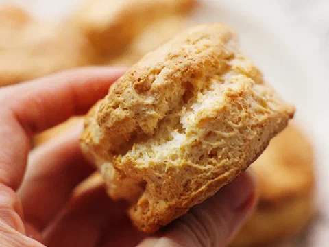 Scone de mantequilla partido a la mitad, mostrando el interior en capas
