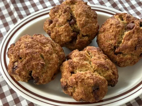 Scones de maple y pecana en un plato, con la pecana caramelizada visible