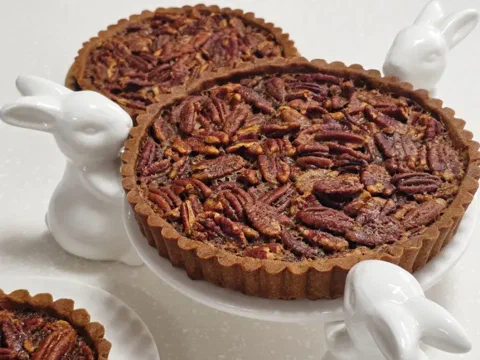 Pay de maple y pecana, con las nueces pecanas cubriendo toda la superficie