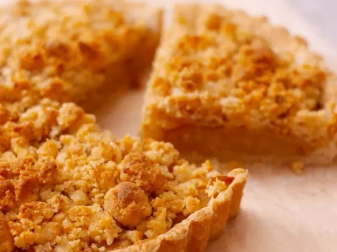 Tarta cubierta de crumble de almendra horneado y dorado