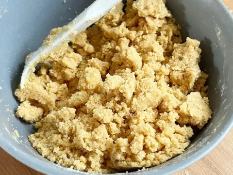 Crumble recién amasado a mano, en grumos del tamaño de una arveja