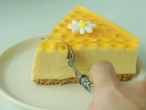Cheesecake de mango sin hornear, decorado con láminas de mango fresco