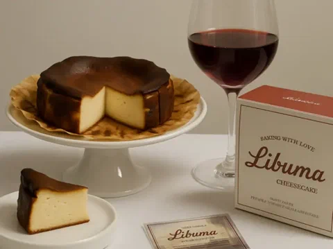 Cheesecake vasco con la superficie quemada, cortado mostrando el centro cremoso