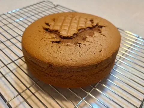 Genovesa de chocolate horneada, enfriándose sobre una rejilla