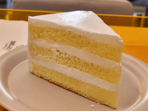 Rebanada de torta de leche, mostrando las capas de bizcocho y crema