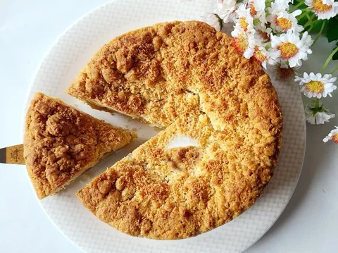 Torta de piña y coco cubierta de crumble de almendra tostado y coco rallado