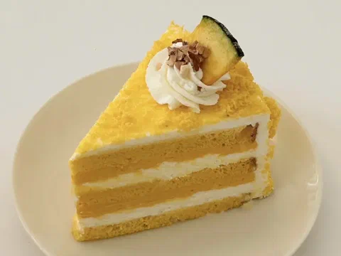 Torta de zapallo en 3 capas, decorada con crema batida, zapallo deshidratado y frutos secos