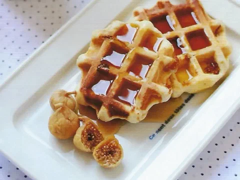 Waffles de Lieja con higo, servidos con sirope e higos secos al costado