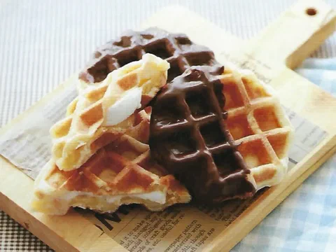 Waffles de Lieja bañados en chocolate, con el malvavisco derretido asomando por dentro