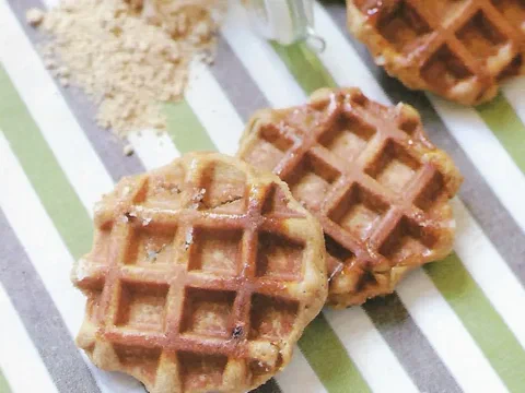 Waffles de Lieja tostados, con cañihua espolvoreada al costado