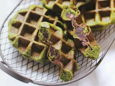 Waffles de Lieja verdes de matcha, partidos mostrando el relleno de azuki