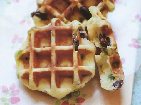 Waffles de Lieja partidos mostrando los tres frijoles dulces adentro de la masa
