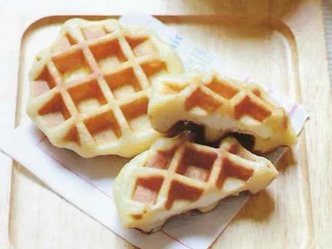 Waffles de Lieja partidos mostrando el relleno de queso crema en el centro