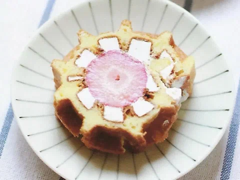 Rebanada de rollo de waffle mostrando el relleno de crema y fruta en espiral